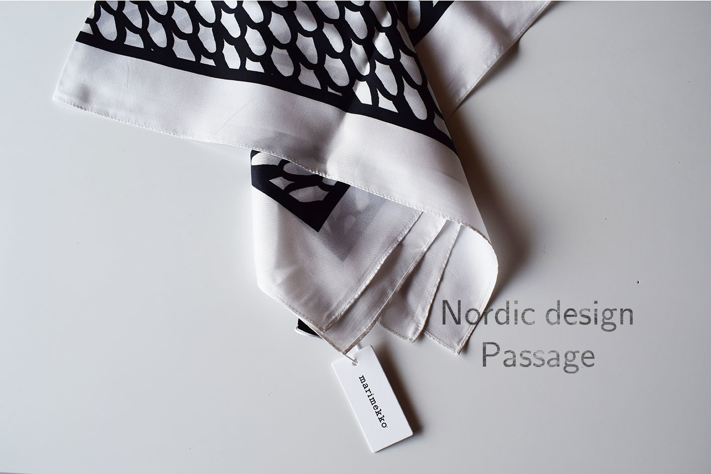Marimekko マリメッコ PIKKUSUOMU シルクスカーフ - Nordic Design Passage