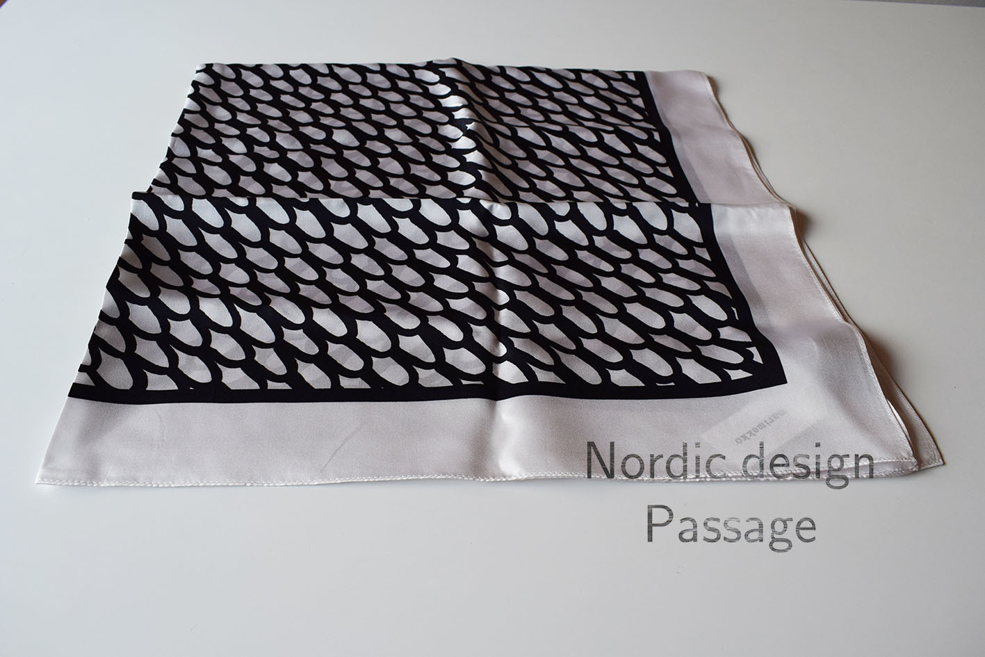 Marimekko マリメッコ PIKKUSUOMU シルクスカーフ - Nordic Design Passage